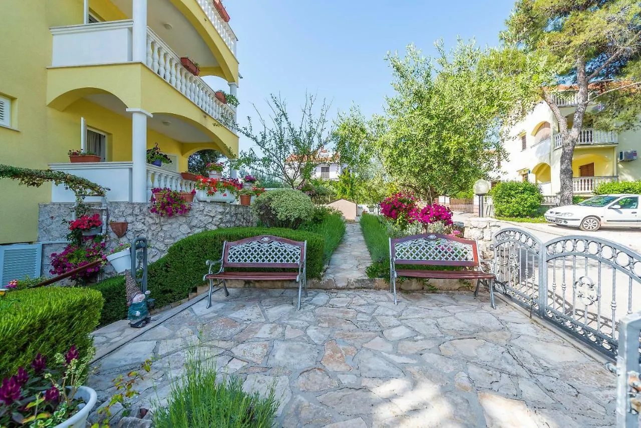 Villa Nela Petrcane Apartment